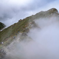 谷川岳オキの耳の尾根に集まる登山者達の秋の山岳風景の写真