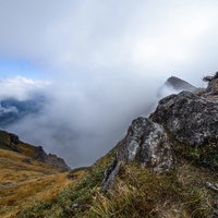 山頂に登るも雲で景観を遮られる谷川岳の写真