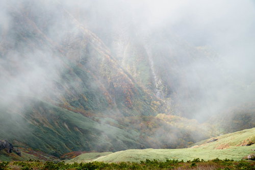 ガスった渓谷と紅葉の谷川岳