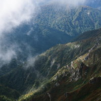 霧に包まれた谷川連峰の秋の尾根 紅葉と雲海の写真