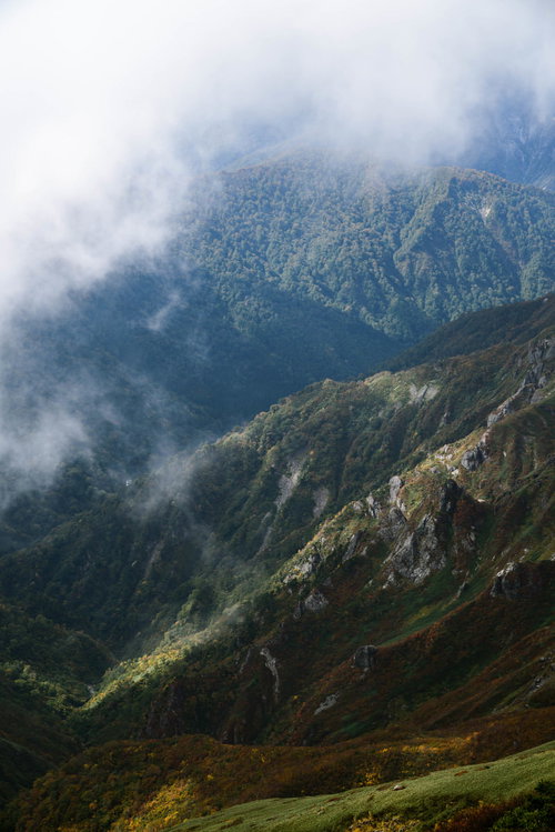 霧に包まれた谷川連峰の秋の尾根 紅葉と雲海