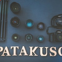 ノートパソコンを操作する高齢者の手元の写真