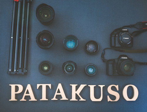 ノートパソコンを操作する高齢者の手元