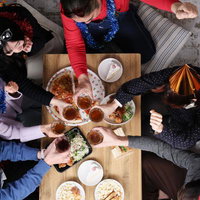 パーティー装飾で盛り上がる家族みんなの乾杯シーンの写真