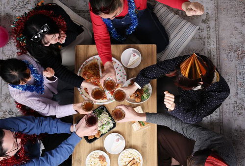 パーティー装飾で盛り上がる家族みんなの乾杯シーン