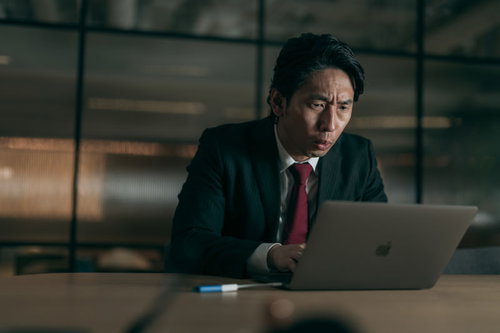 職員の不正利用を暴く会社員の深夜残業と労働環境の実態