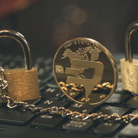 匿名性の高い仮想通貨DASHと南京錠で表現したセキュリティの写真