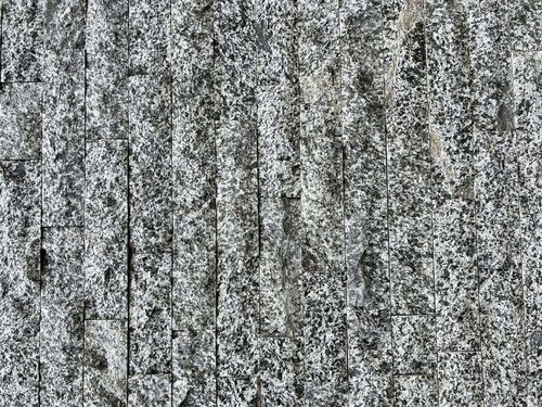 グレーの石材が規則的に並ぶモザイク調の外壁テクスチャー