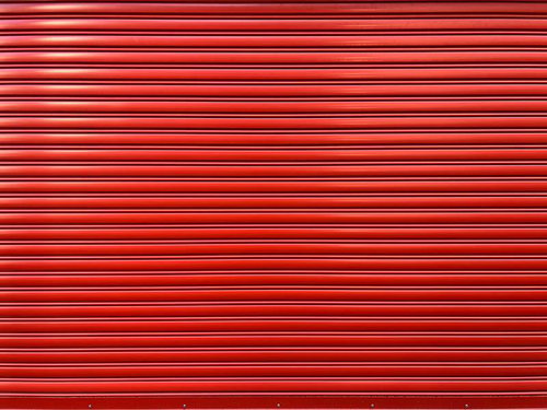 真っ赤なシャッターのテクスチャー