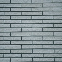 細長い長方形の石タイルで構成された壁のテクスチャーの写真