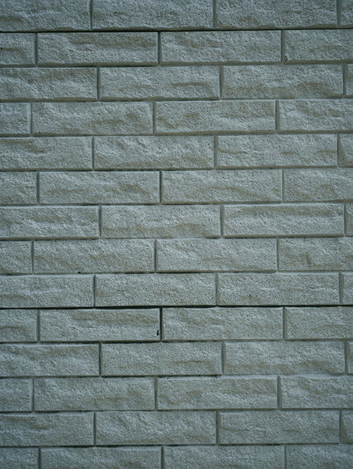 凹凸のあるグレーブロックタイルが敷き詰められた壁