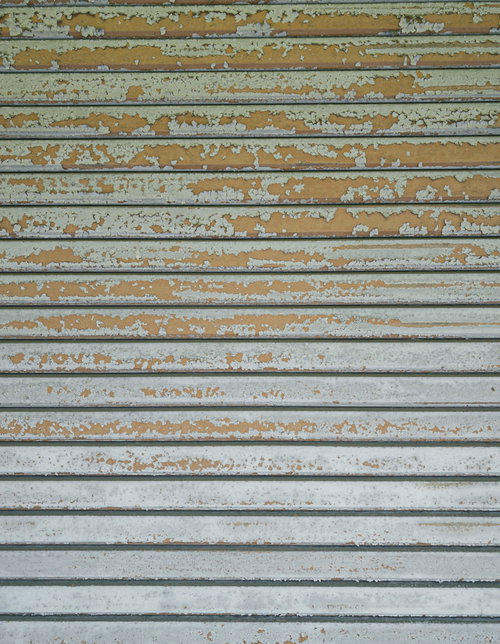 塗装がどんどん剥がれてきている錆びたシャッター