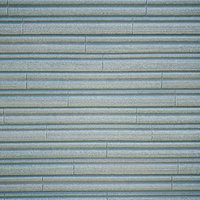 横に細かい線模様の入ったグレー金属シャッターのテクスチャーの写真