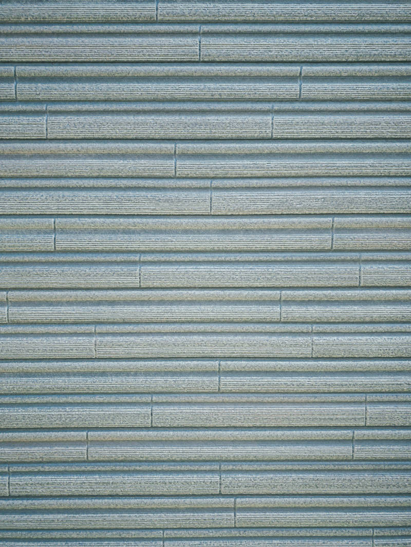 横に細かい線模様が刻まれたグレーのシャッター表面