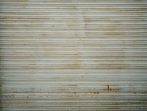 錆びついて変色したシャッターのテクスチャー