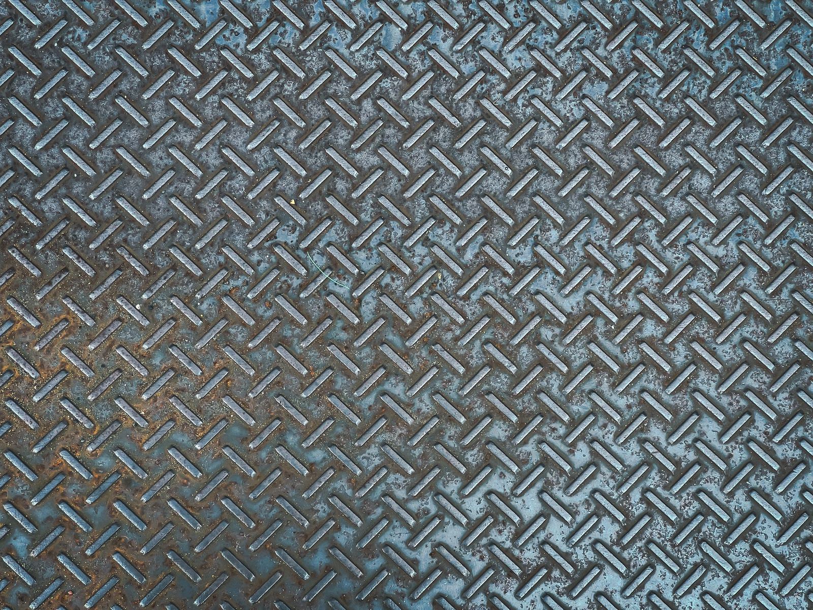 くすんだ色合いの金属製チェッカープレート表面のテクスチャー