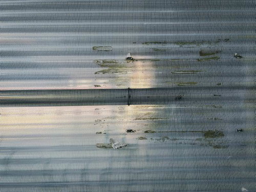 テープ跡が残るガラスネット入り波板のテクスチャー