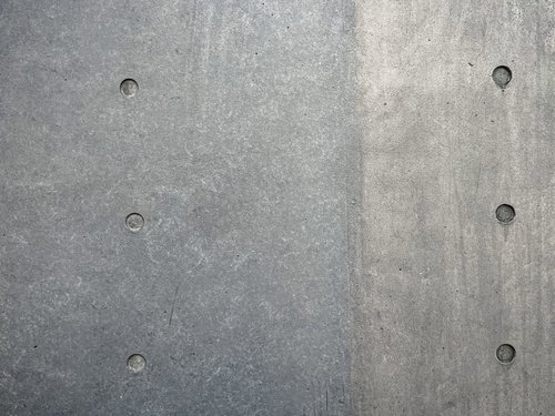 二色に分かれたコンクリート打ちっ放し壁のボルト穴