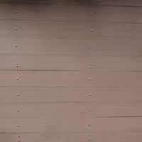 規則正しく並ぶビスの外壁テクスチャーの写真