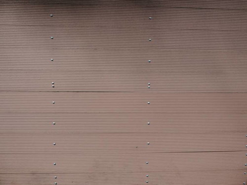 規則正しく並ぶビスの外壁テクスチャー