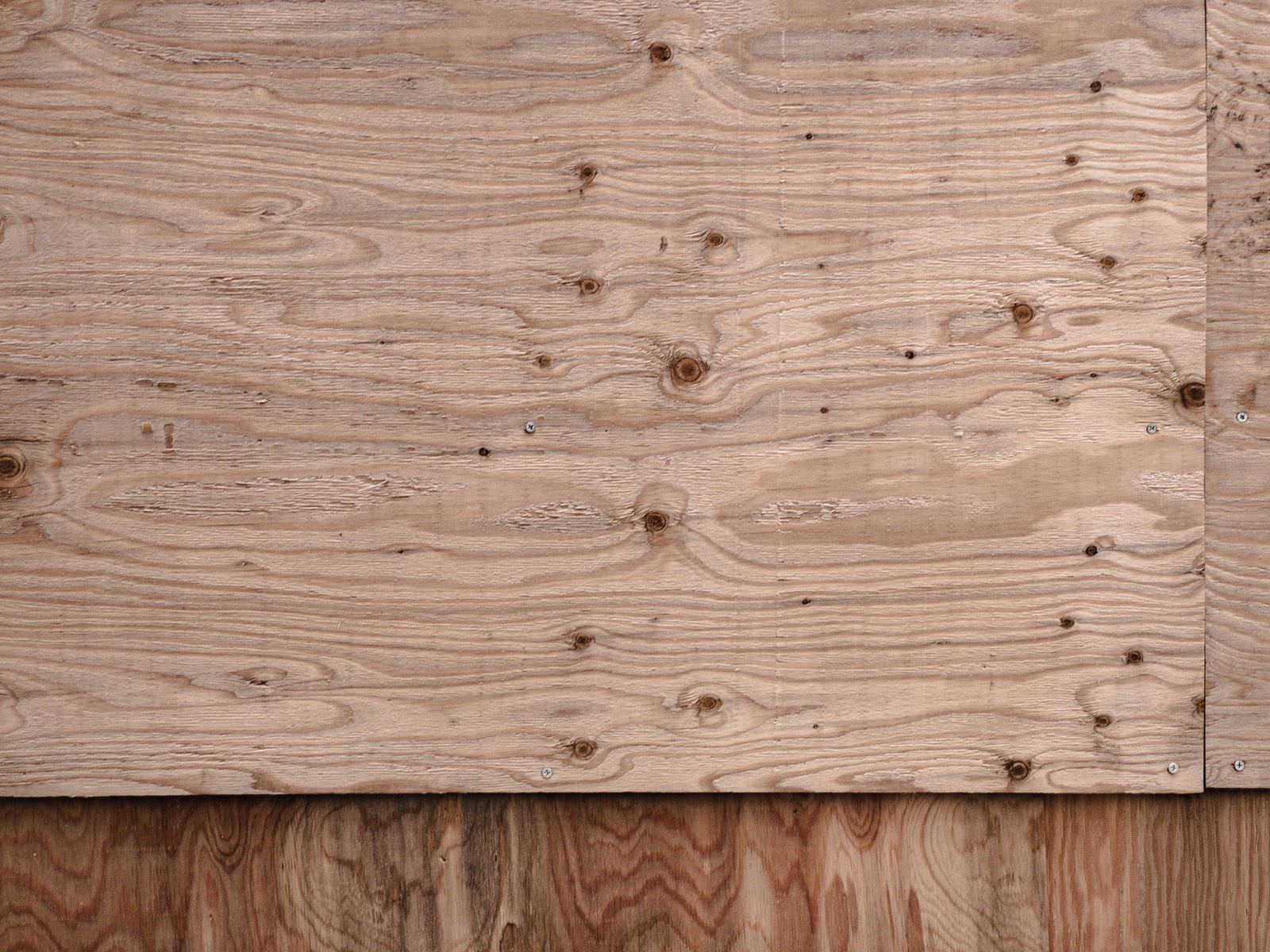 壁に水平に張られたベニア板の木目テクスチャー