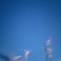 澄んだ青空に浮かぶ薄い雲 - 晴天の空模様の写真
