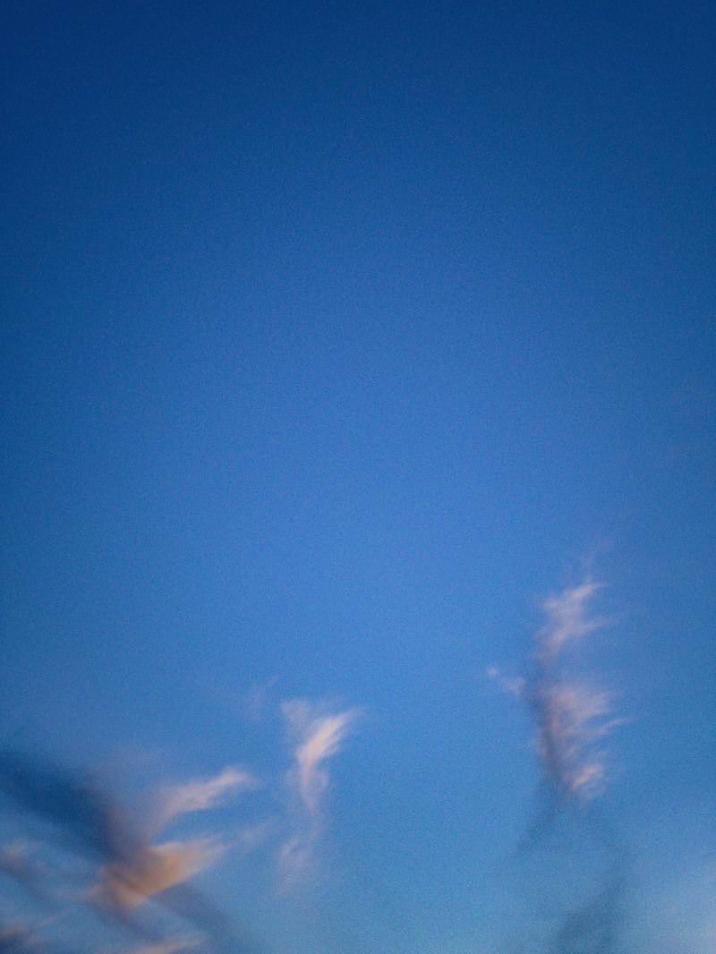 深い青色の空に薄い雲が浮かぶ澄んだ青空