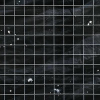 黒い幕とネットフェンスの格子メッシュテクスチャーの写真
