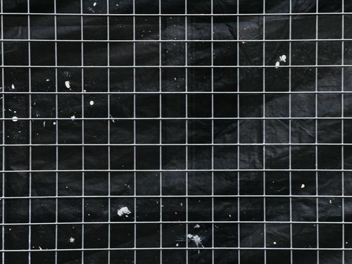 黒い幕とネットフェンスの格子メッシュテクスチャー