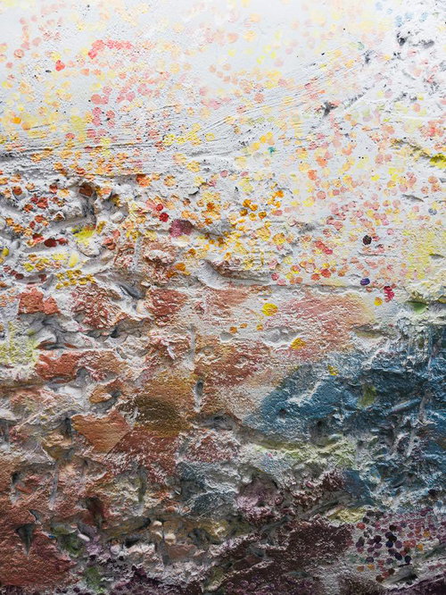 カラフルな点がペイントされる壁