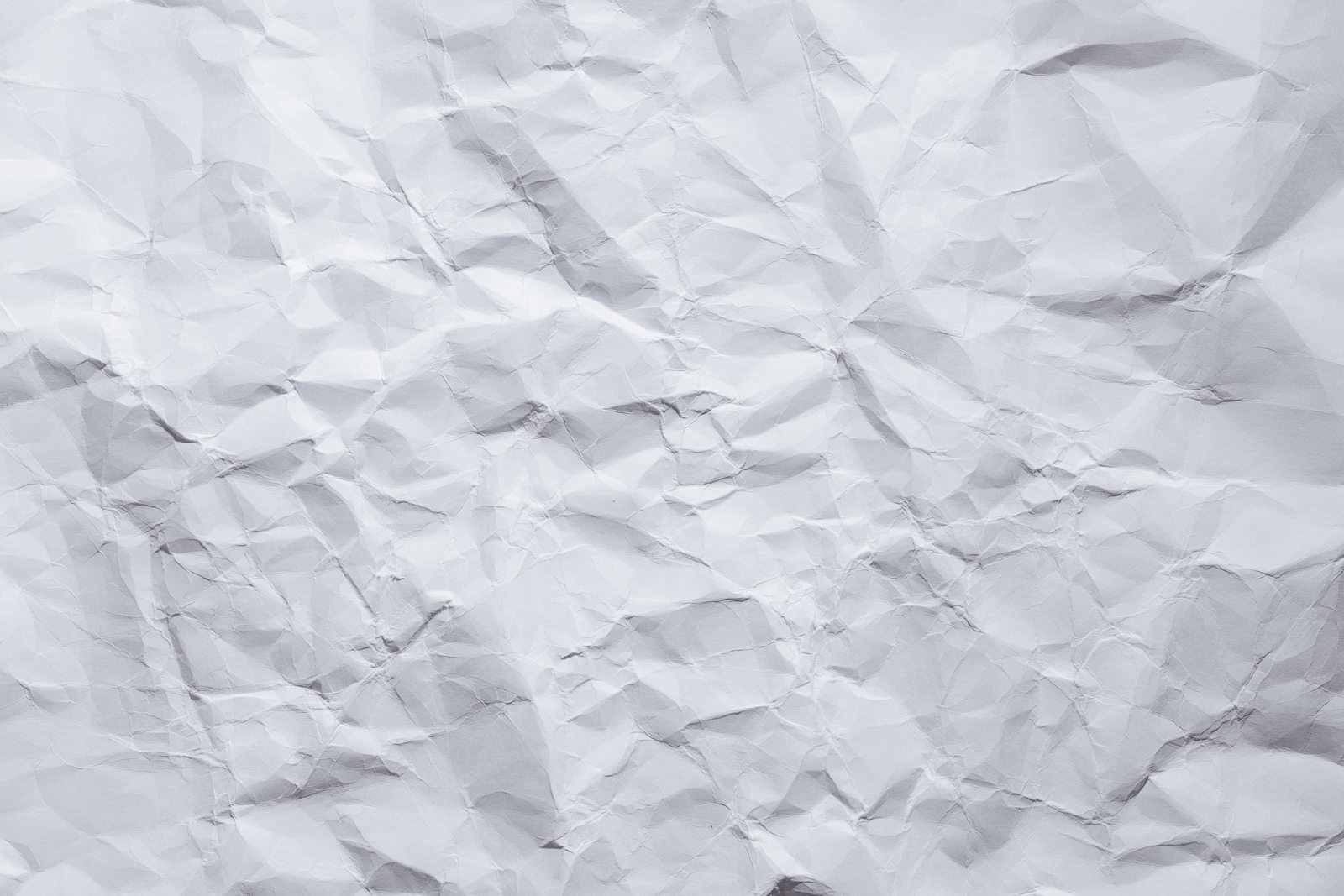 シワや折り目が入った白い紙の質感を表現したテクスチャ背景