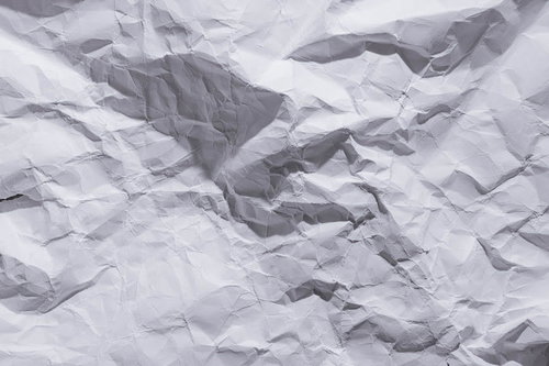 不規則な折り目が立体的なシワがついた白い紙