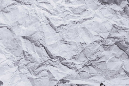 白い画用紙をくしゃくしゃにしわくちゃに丸めた状態