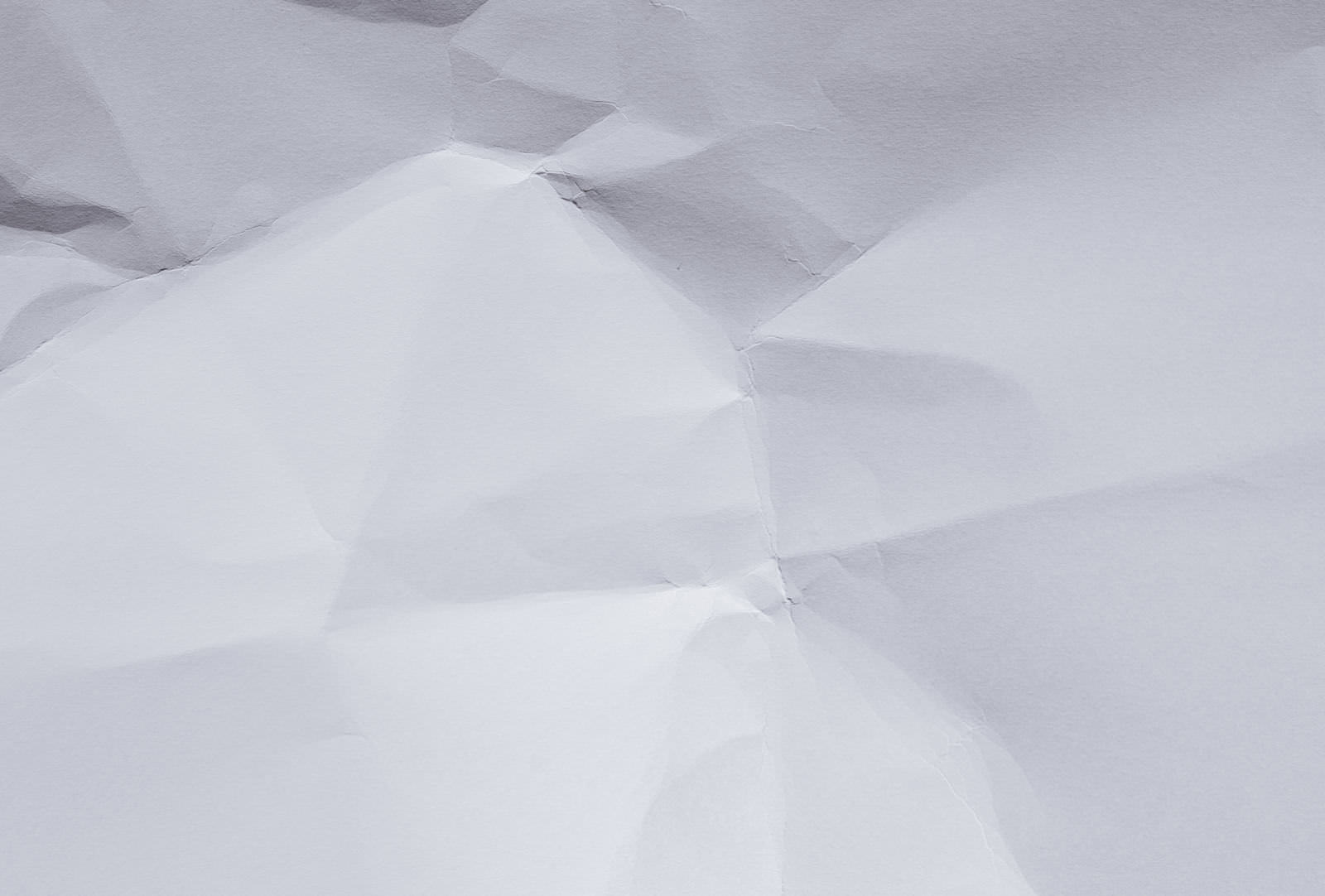 白い紙がくしゃくしゃになってしわや折り目がついている様子