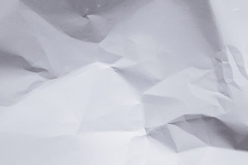 シワを付けた白い紙のテクスチャー背景