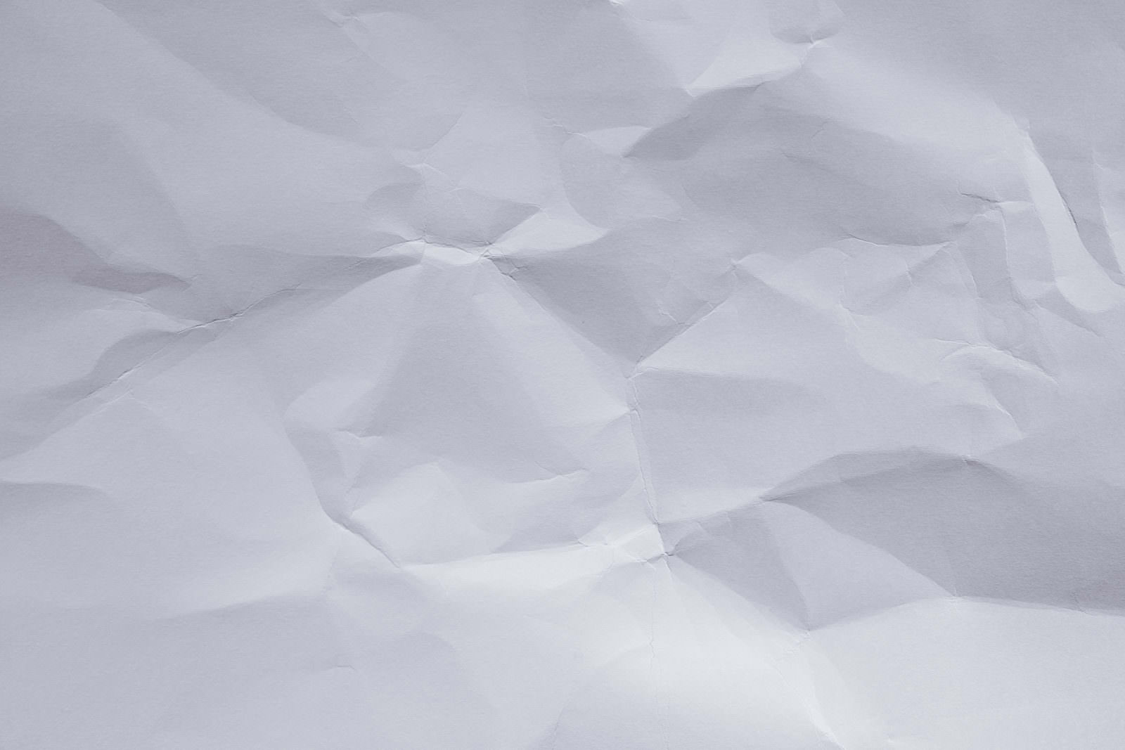 シワが入ってくしゃくしゃになった白い画用紙のテクスチャー