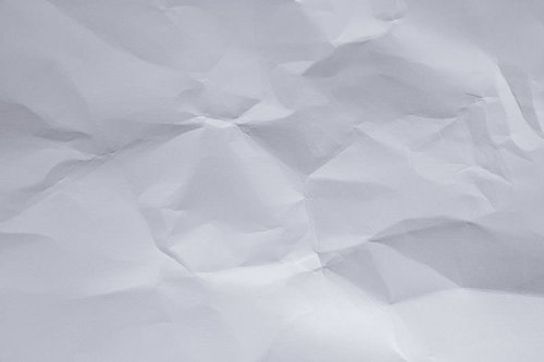 シワが入ったくしゃくしゃの白い画用紙の質感