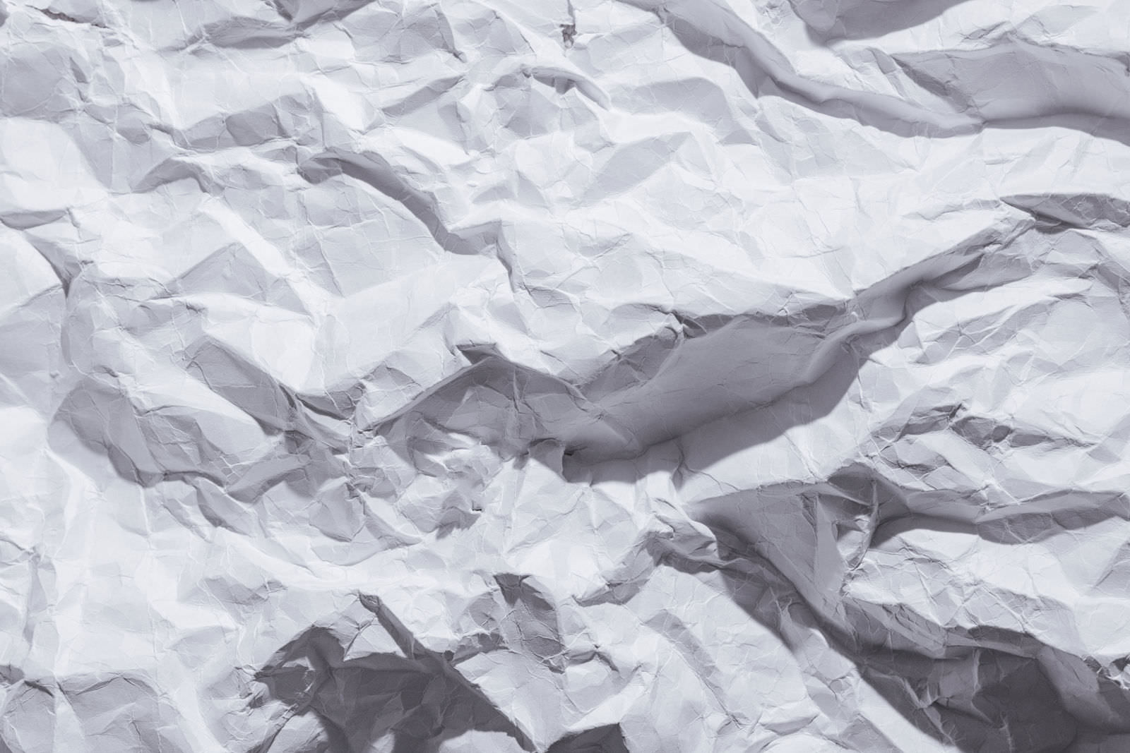 くしゃくしゃになって細かなシワが入った白い紙のテクスチャー