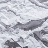 何度もくしゃくしゃにした白い画用紙のシワテクスチャーの写真