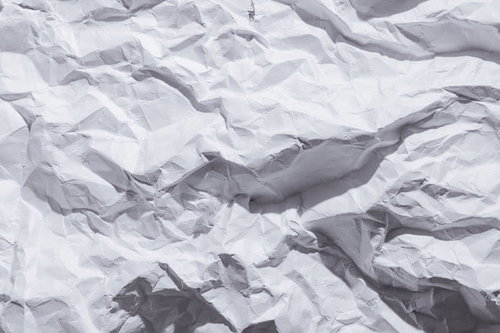 何度もくしゃくしゃにした白い画用紙のシワテクスチャー