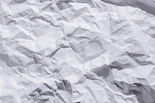 しわくちゃにした白い紙のテクスチャー背景