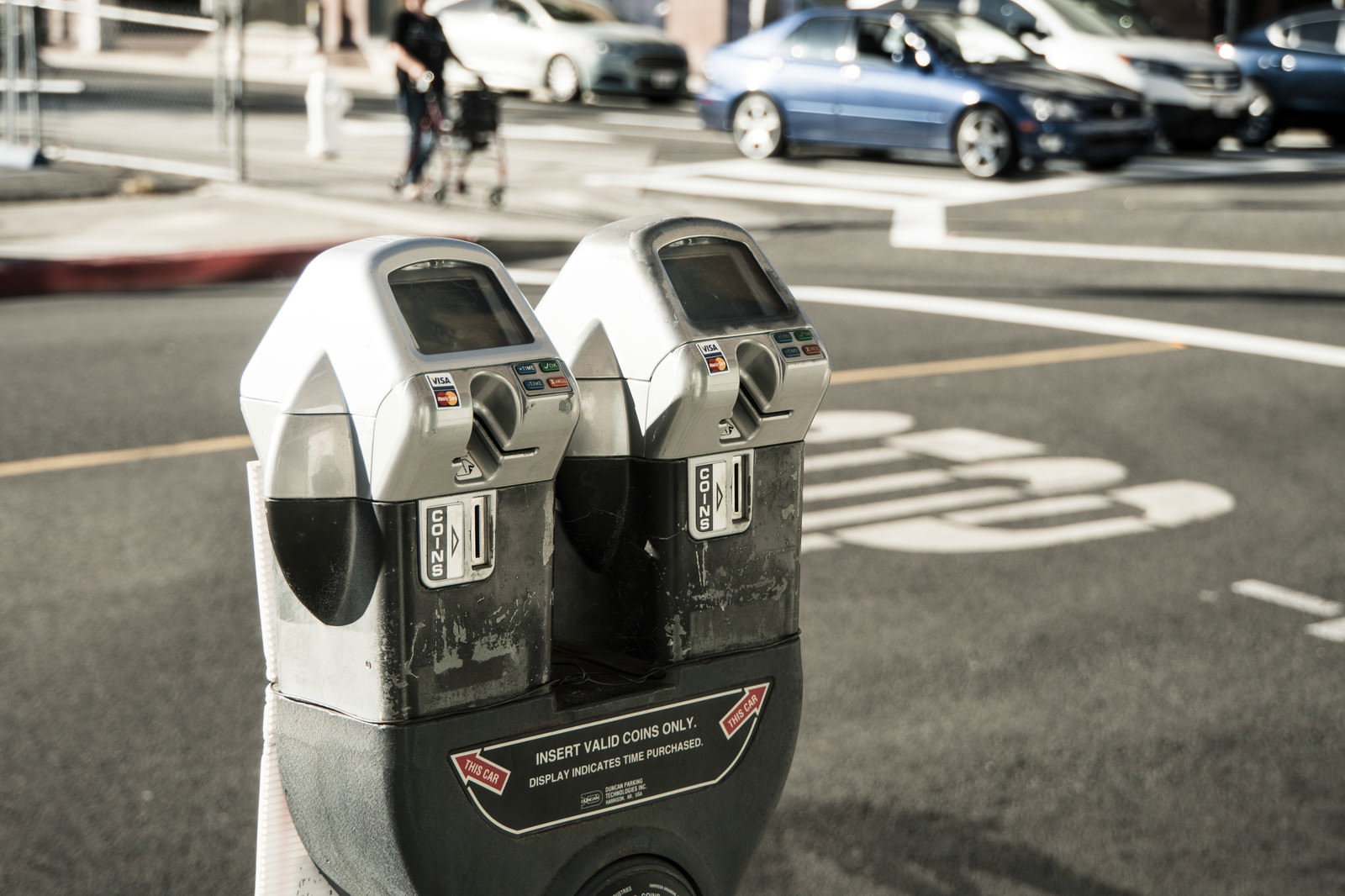 道路沿いに設置された海外のパーキングメーター