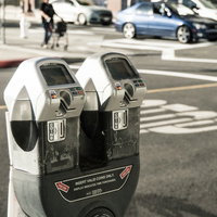 海外の街路に設置されたパーキングメーターと駐車料金の写真