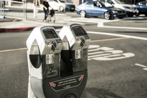 海外の街路に設置されたパーキングメーターと駐車料金