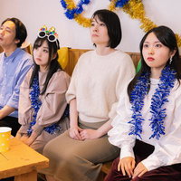 まったく盛り上がらない無反応パーティーで退屈そうな男女4人の表情の写真