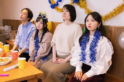 まったく盛り上がらない無反応パーティーで退屈そうな男女4人の表情