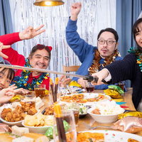 家族みんなでパーティーを楽しみながら自撮りする様子の写真