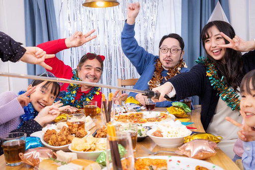 家族みんなでパーティーを楽しみながら自撮りする様子