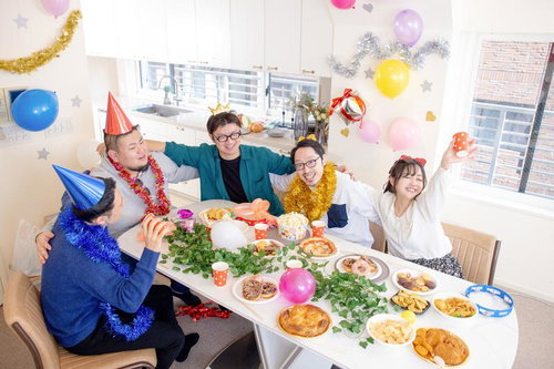 みんなハッピー！笑顔で盛り上がるホームパーティーの料理と装飾