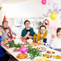 モニターを見て応援しながら楽しむホームパーティーの写真